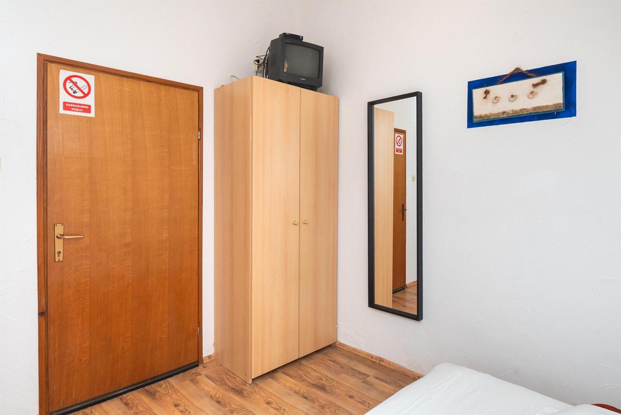 Apartments And Rooms Mladen Vodice Exterior foto