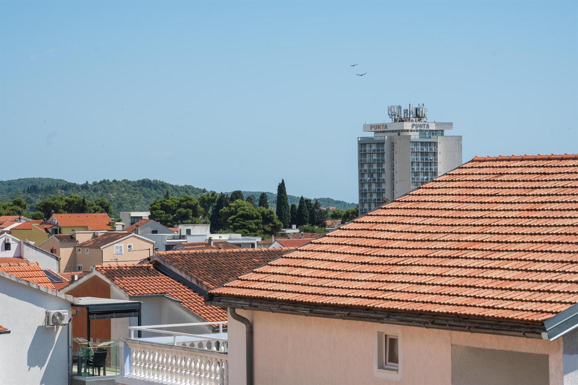 Apartments And Rooms Mladen Vodice Habitación foto